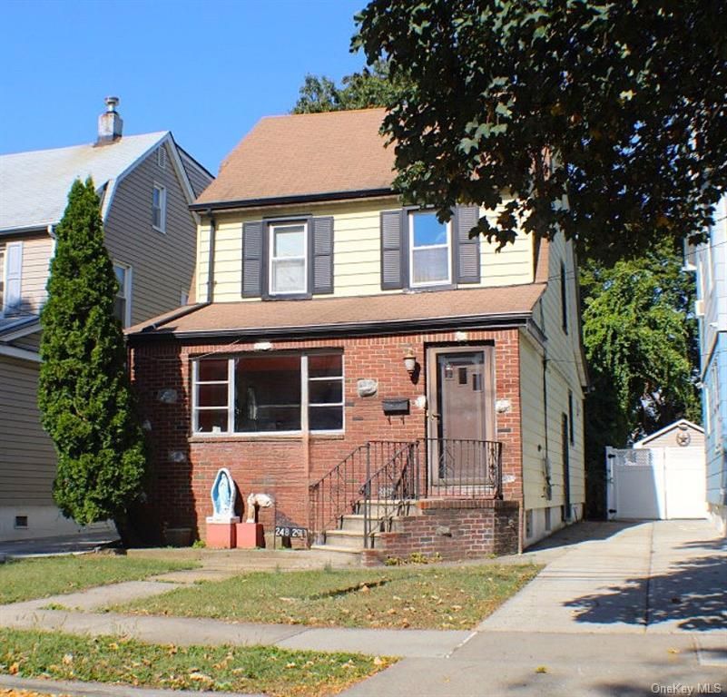 Exterior, Facade, Brick Facade, American Foursquare