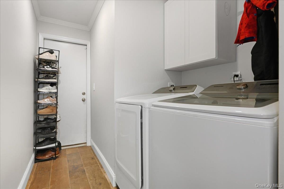 Interior, Washer, Wood Texture Flooring