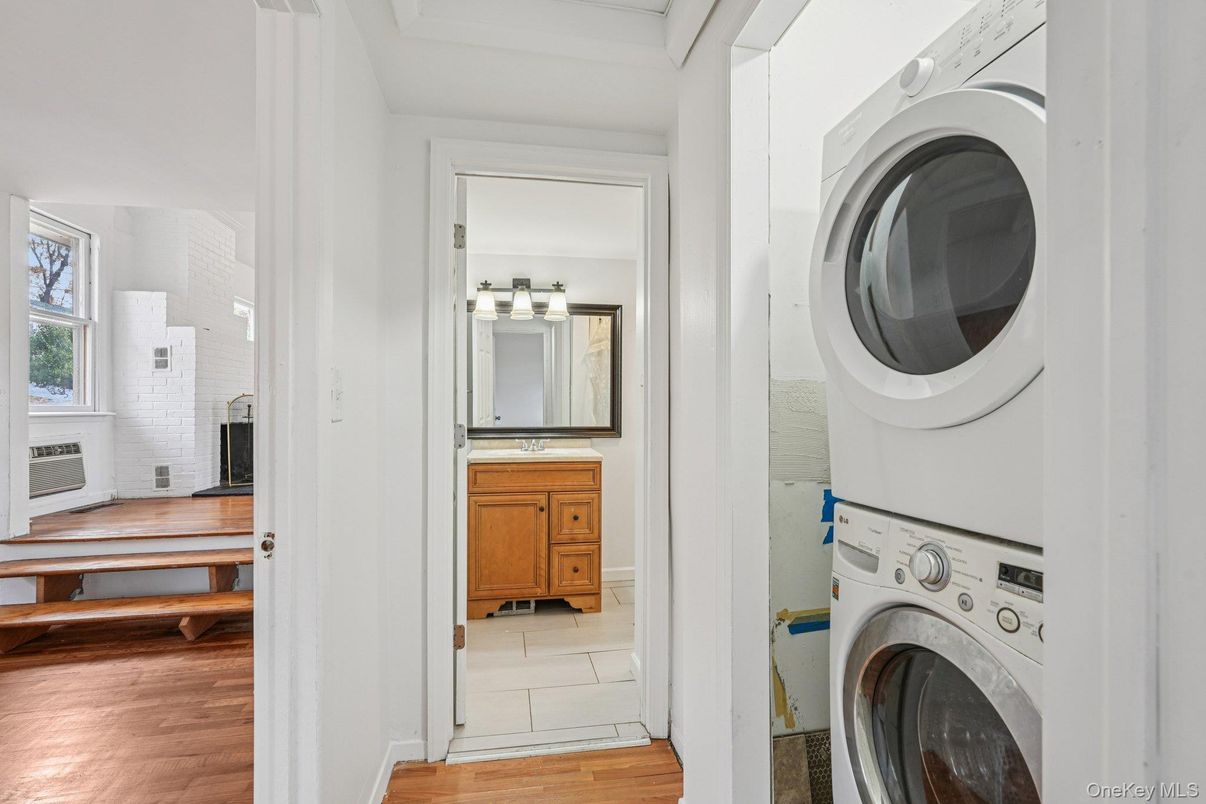 Interior, Utility Closets, Washer, Wood Texture Flooring