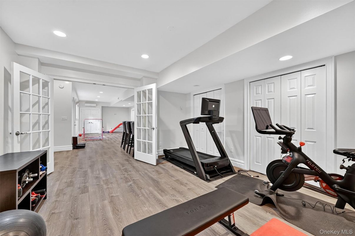 Fitness Equipment, Interior, Recessed Lighting, Wood Texture Flooring