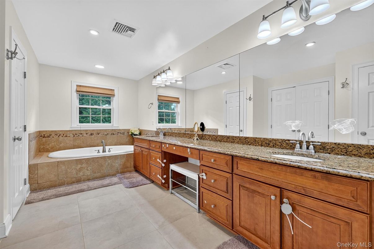 Bathroom, Dual Sink Vanities, Interior, Recessed Lighting