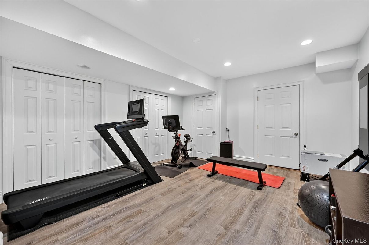 Fitness Equipment, Interior, Recessed Lighting, Wood Texture Flooring