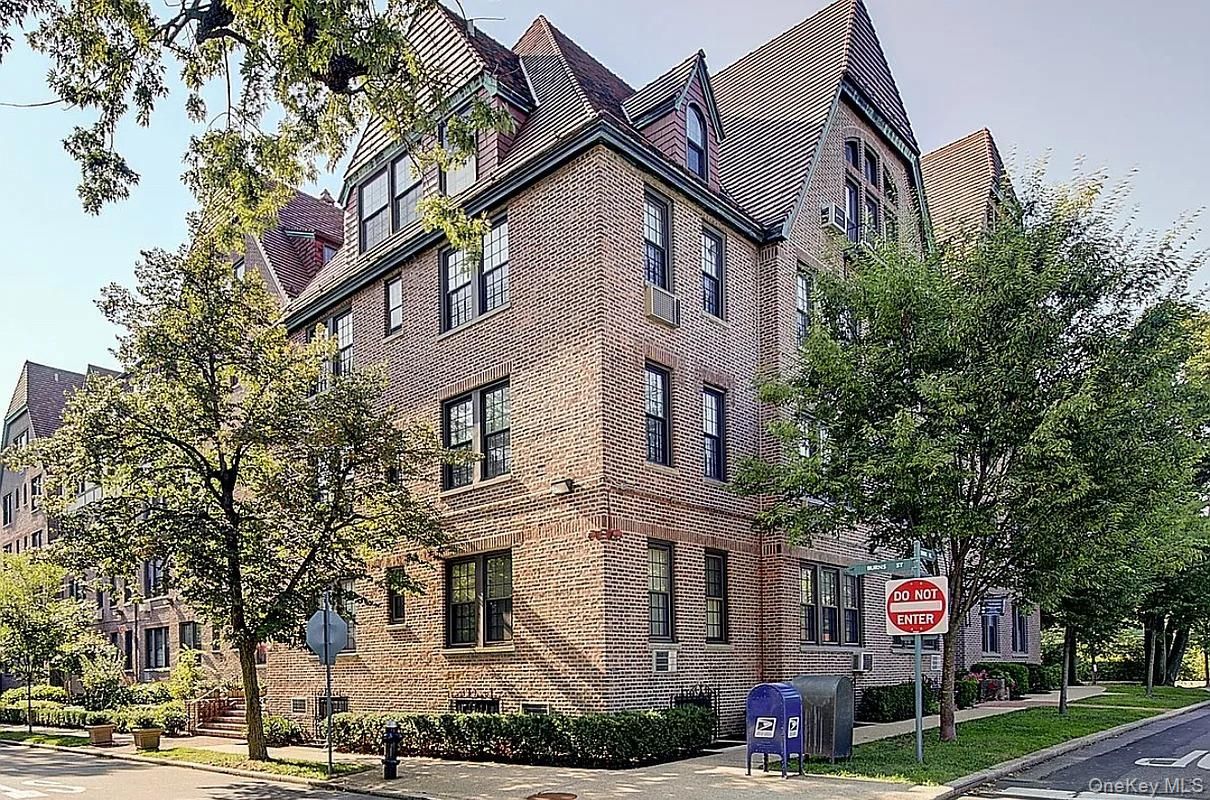Exterior, Facade, Brick Facade, Rowhouse