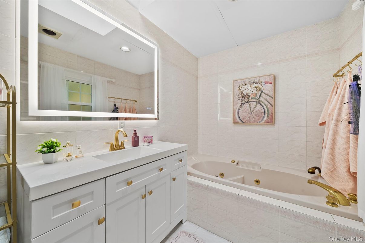 Bathroom, Interior, Recessed Lighting