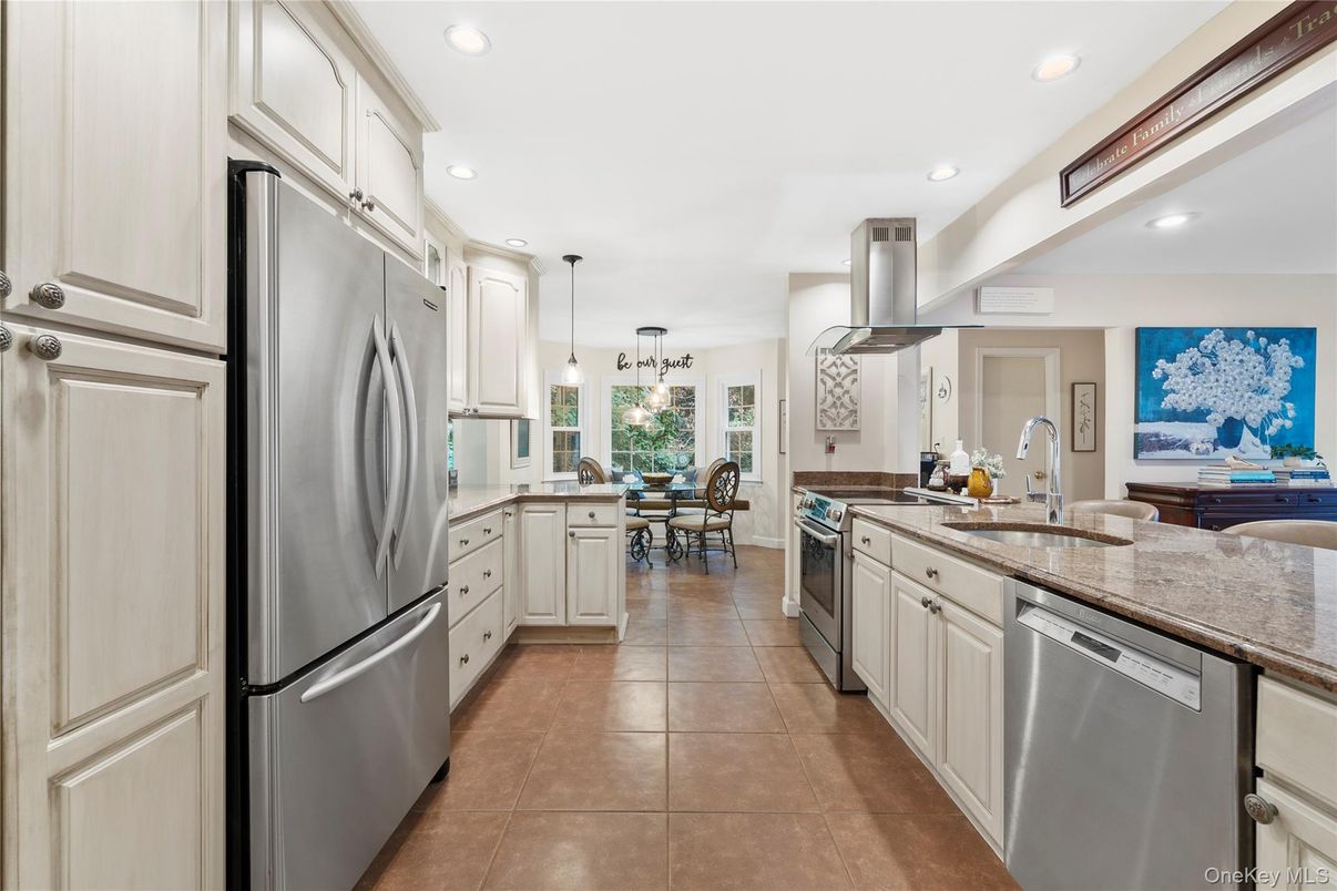 Dining room, Interior, Kitchen, Pendant Lights, Recessed Lighting, Stainless Steel Appliances