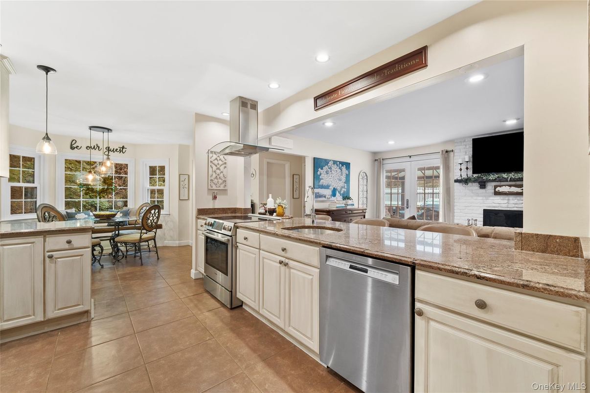 Dining room, Interior, Kitchen, Pendant Lights, Recessed Lighting, Stainless Steel Appliances