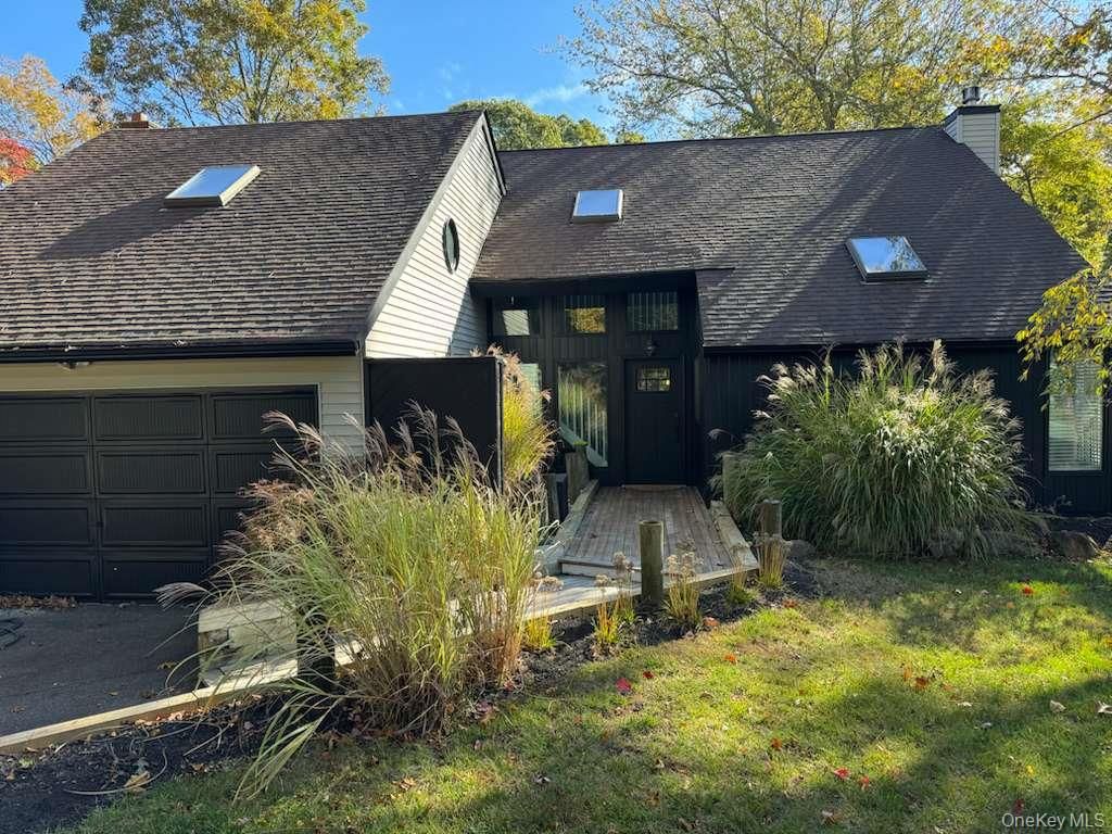 Attached, Exterior, Facade, Cape Cod