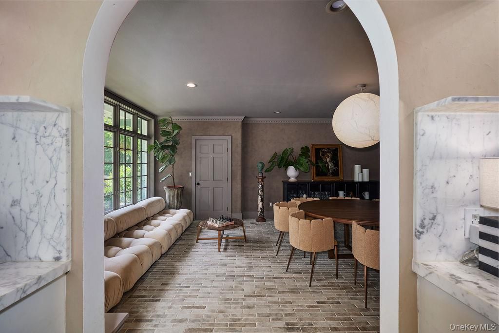 Dining room, Interior, Living room, Marble Walls, Recessed Lighting