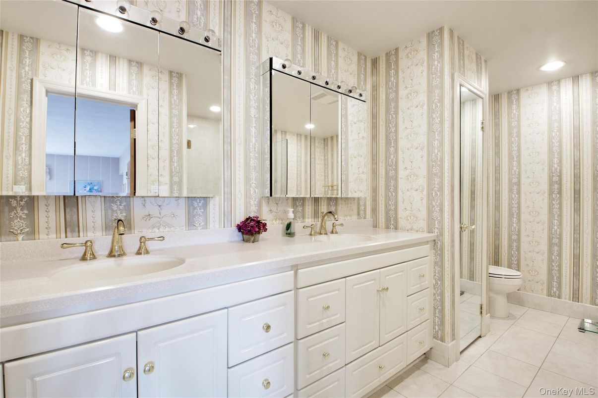 Bathroom, Dual Sink Vanities, Interior, Recessed Lighting