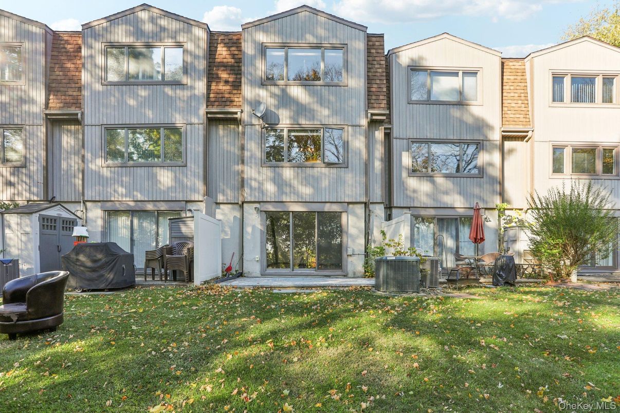 Exterior, Facade, Rowhouse