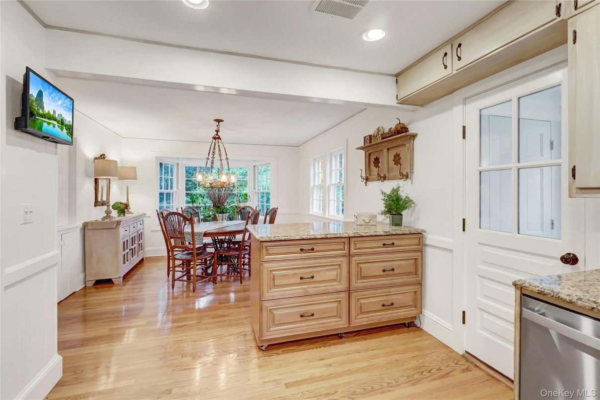 Chandelier, Dining room, Interior, Recessed Lighting, Wood Texture Flooring