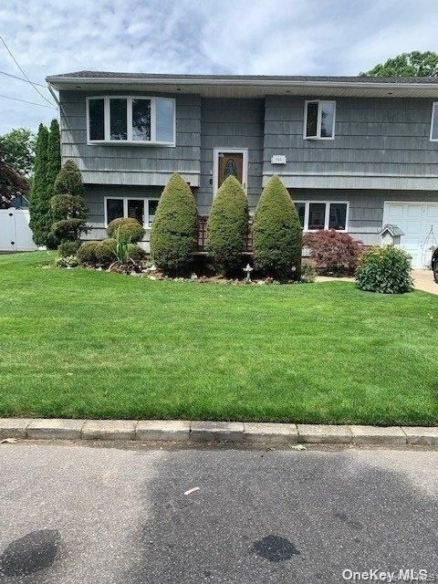 Exterior, Facade, Raised Ranch