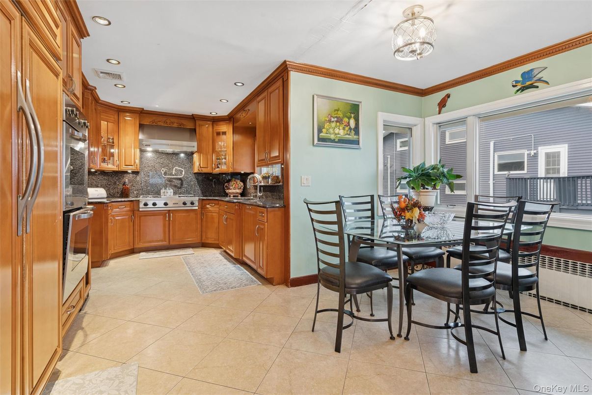 Dining room, Interior, Kitchen, Recessed Lighting, Stainless Steel Appliances