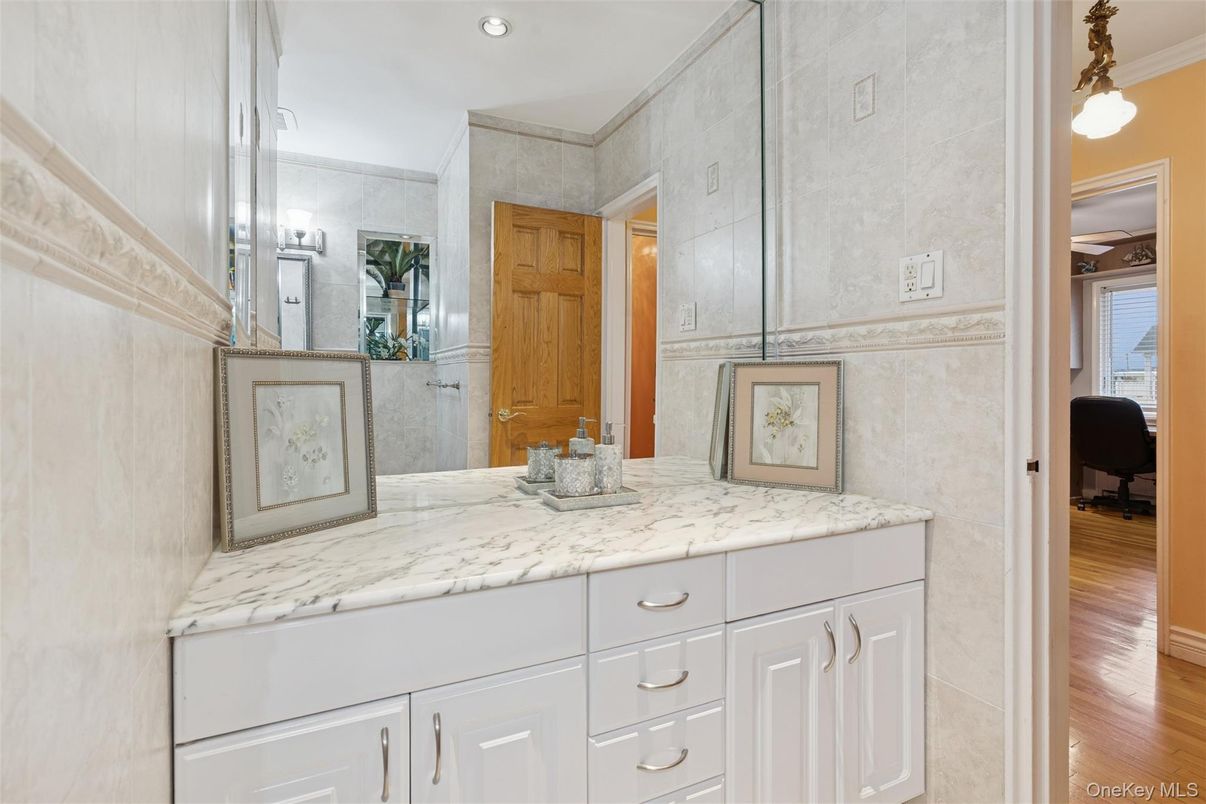 Bathroom, Interior, Pendant Lights, Recessed Lighting, Wood Texture Flooring