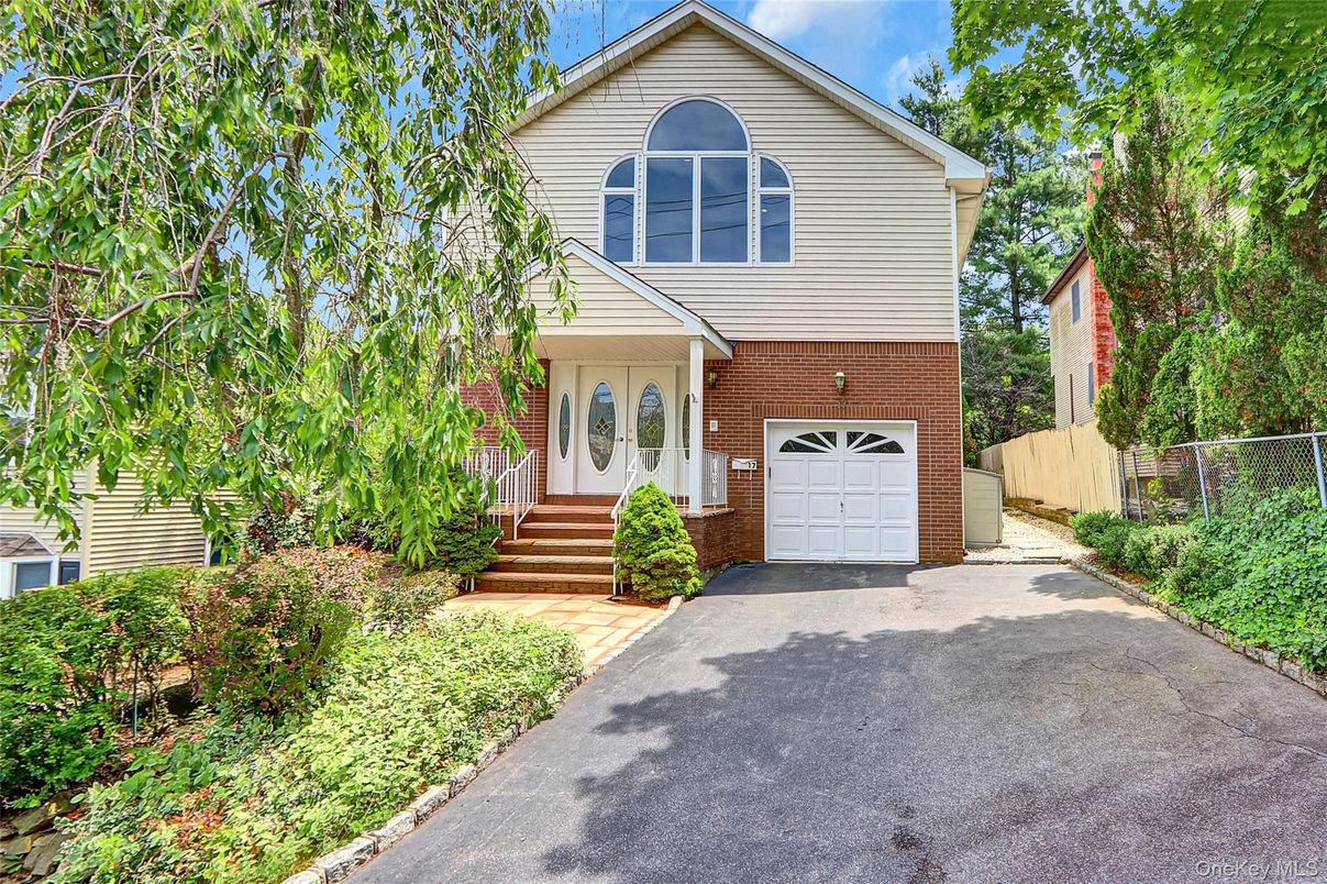 Attached, Exterior, Facade, Brick Facade, Raised Ranch