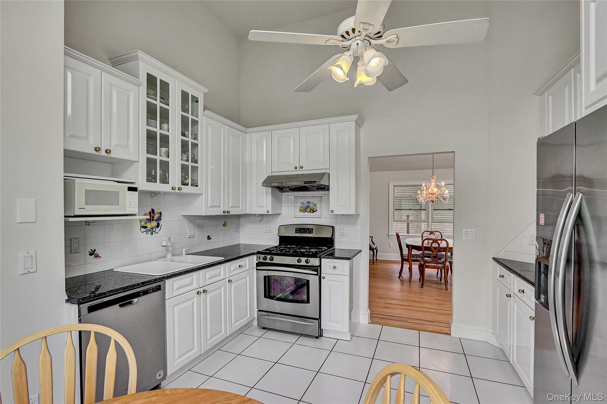 Chandelier, Dining room, Interior, Kitchen, Stainless Steel Appliances, Wood Texture Flooring