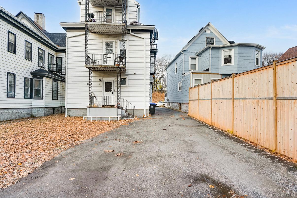Exterior, Facade, Farmhouse