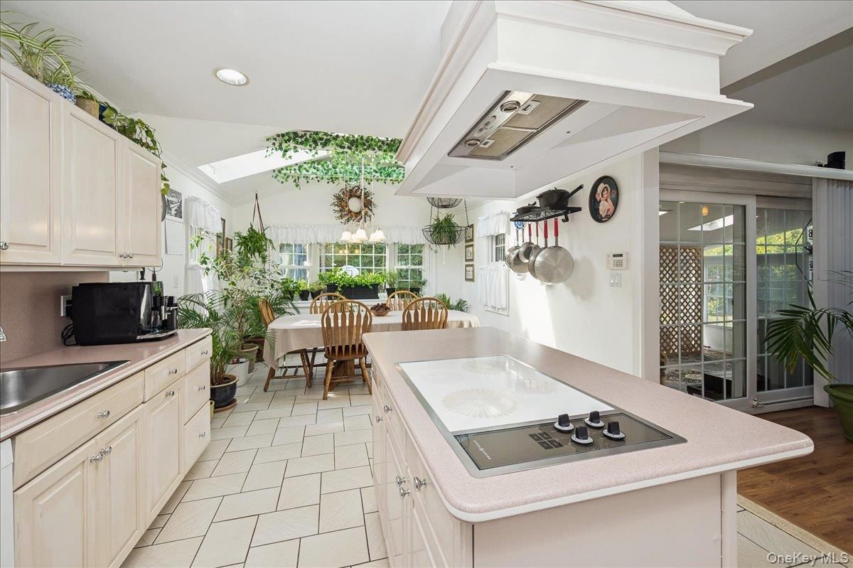 Dining room, Interior, Kitchen, Recessed Lighting, Wood Texture Flooring