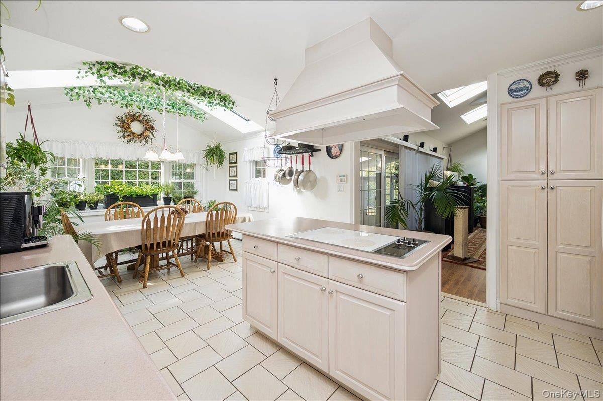 Dining room, Interior, Kitchen, Pendant Lights, Recessed Lighting, Wood Texture Flooring