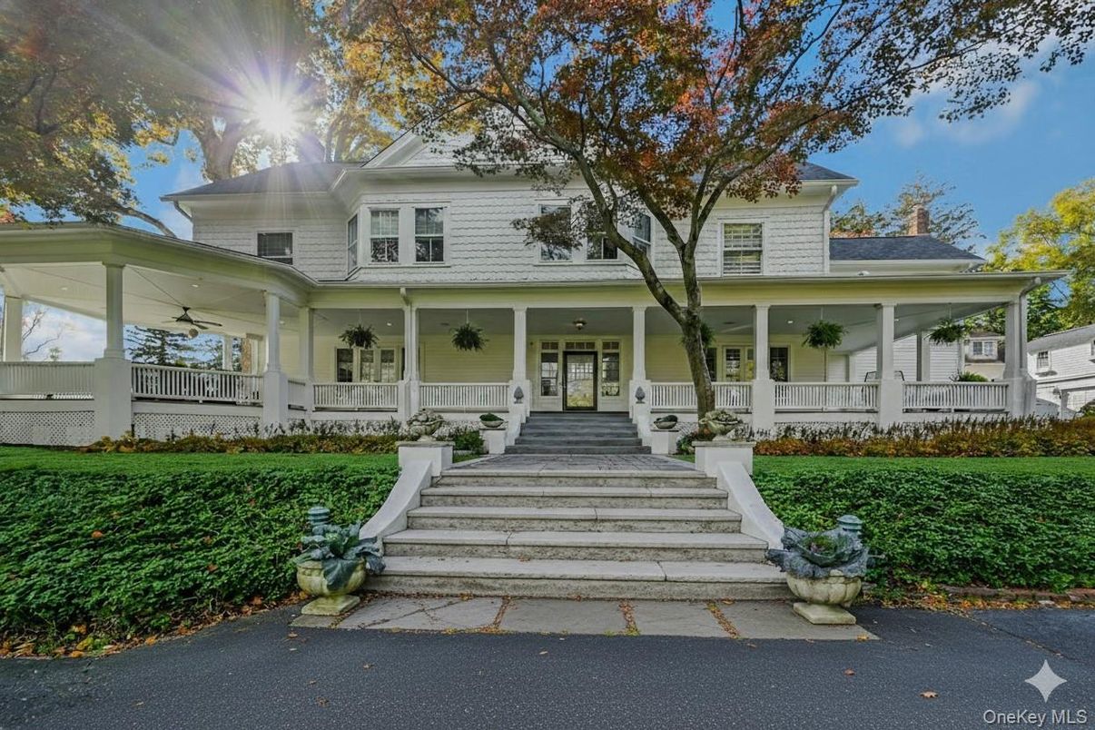 Exterior, Facade, Queen Anne Victorian