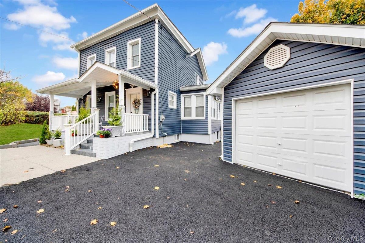 Attached, Exterior, Facade, American Craftsman