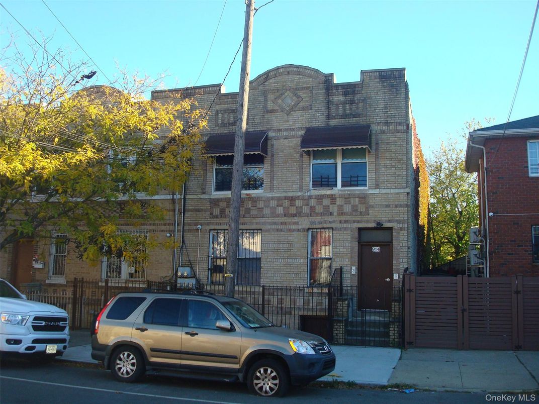 Exterior, Facade, Brick Facade, Rowhouse