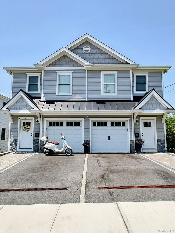 Attached, Exterior, Facade, American Craftsman