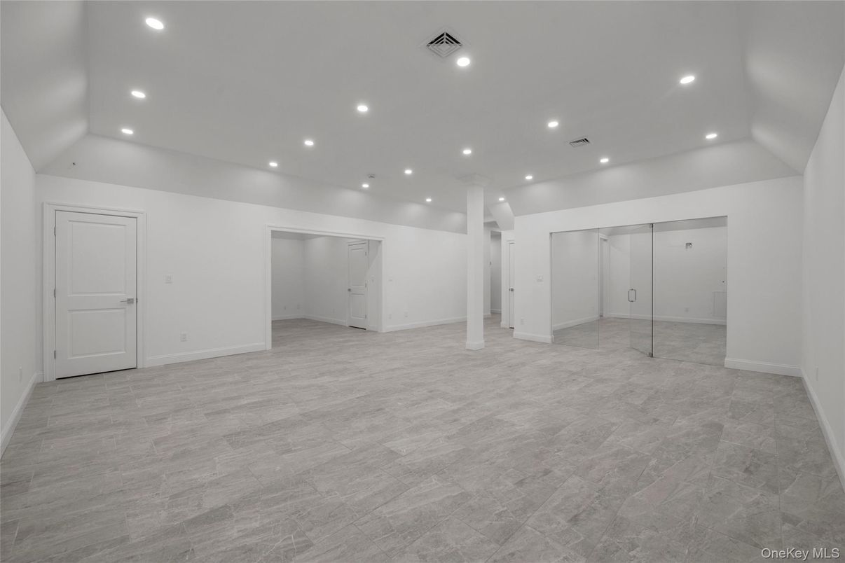Empty room, Interior, Recessed Lighting