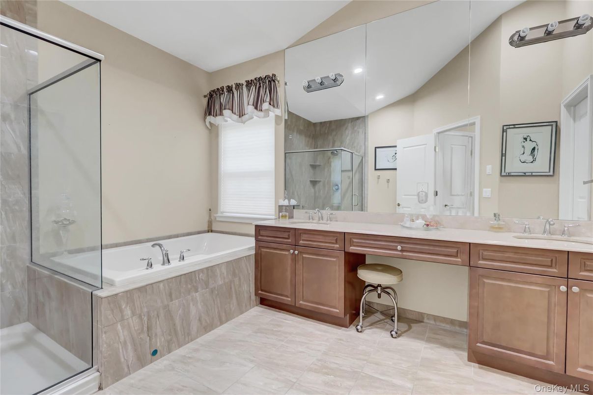 Bathroom, Dual Sink Vanities, Interior, Recessed Lighting