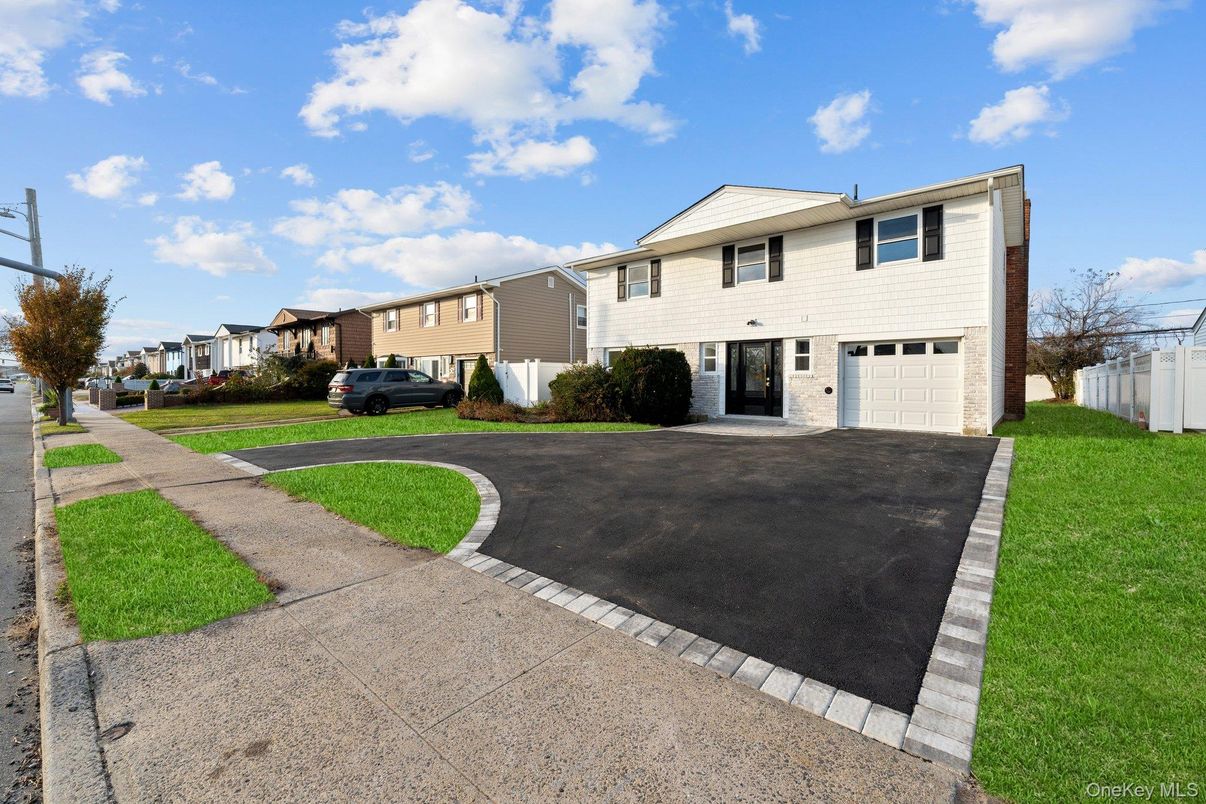 Attached, Exterior, Facade, Split Level