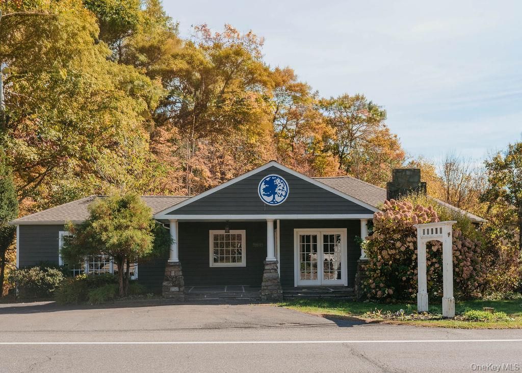 Exterior, Facade, Ranch