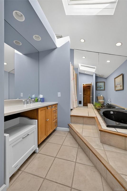 Bathroom, Dual Sink Vanities, Interior, Recessed Lighting
