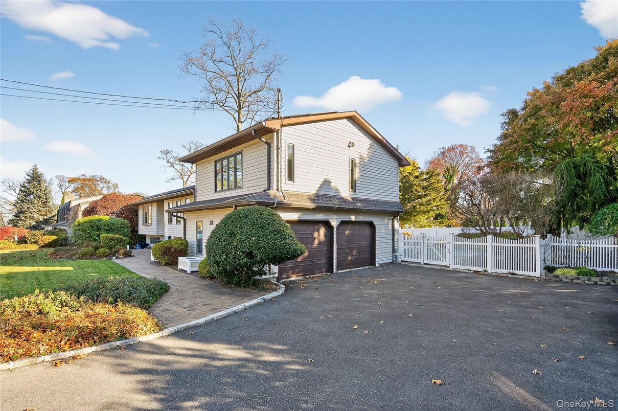 Attached, Exterior, Facade, Split Level