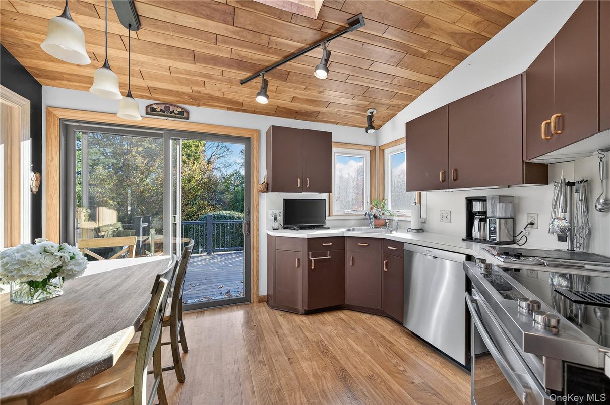 Dining room, Interior, Kitchen, Pendant Lights, Stainless Steel Appliances, Wooden Ceilings, Wood Texture Flooring