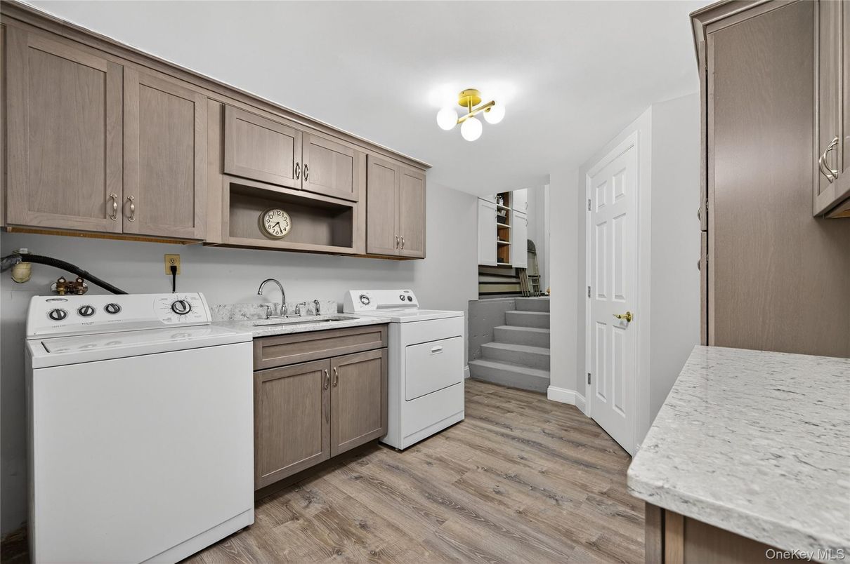 Interior, Washer, Wood Texture Flooring