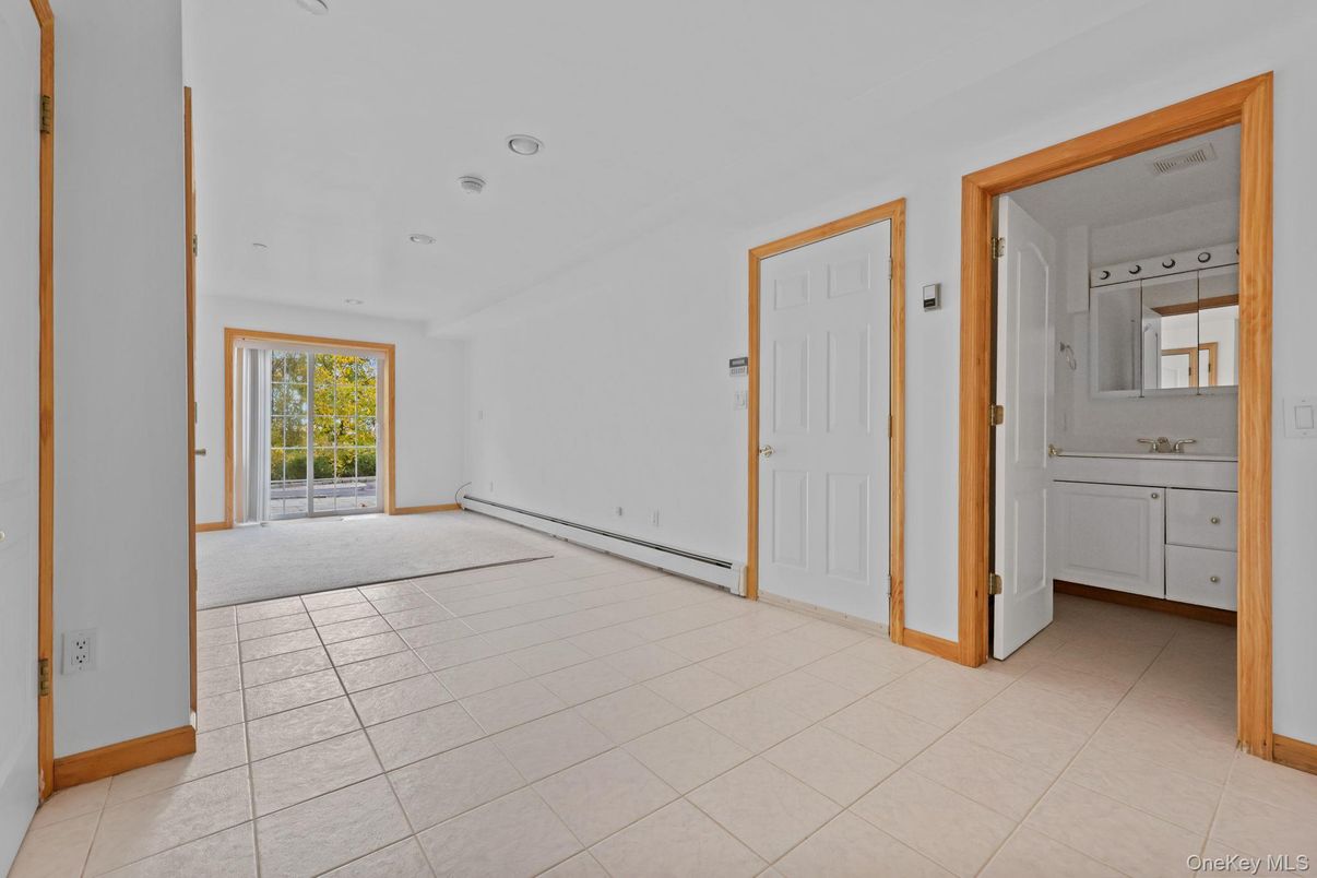 Bathroom, Empty room, Interior, Recessed Lighting