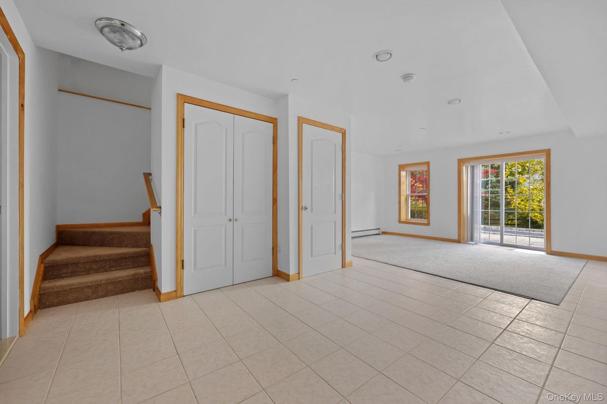 Empty room, Interior, Recessed Lighting