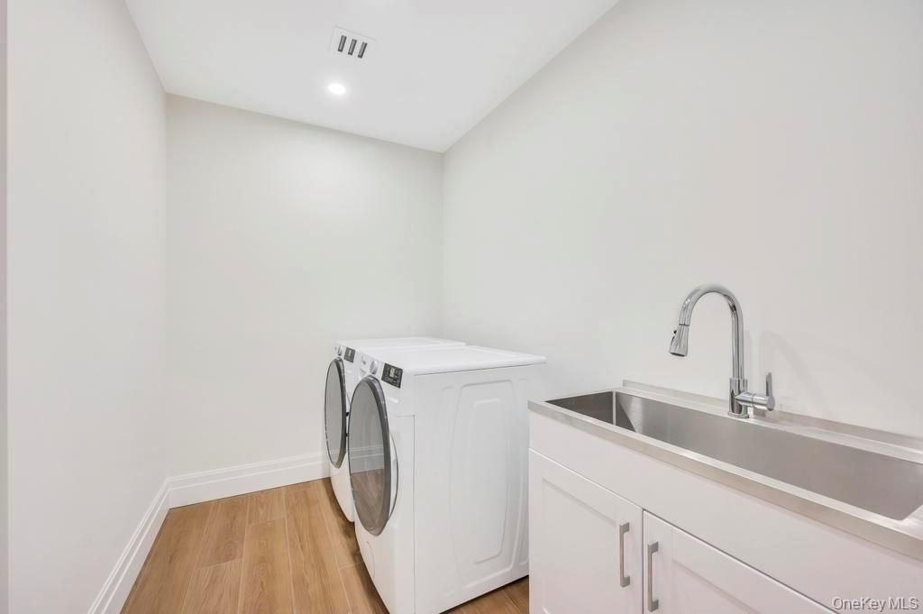 Interior, Recessed Lighting, Washer, Wood Texture Flooring