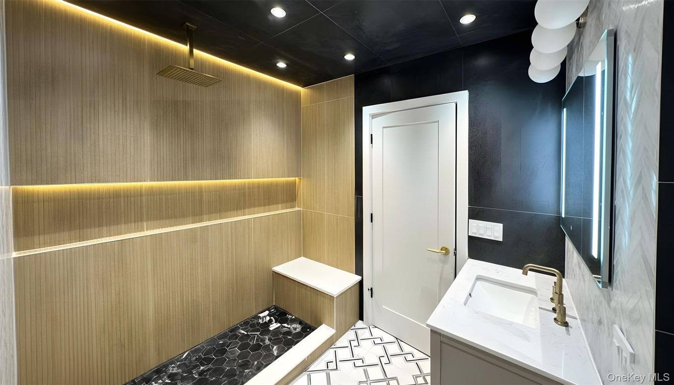 Bathroom, Interior, Recessed Lighting