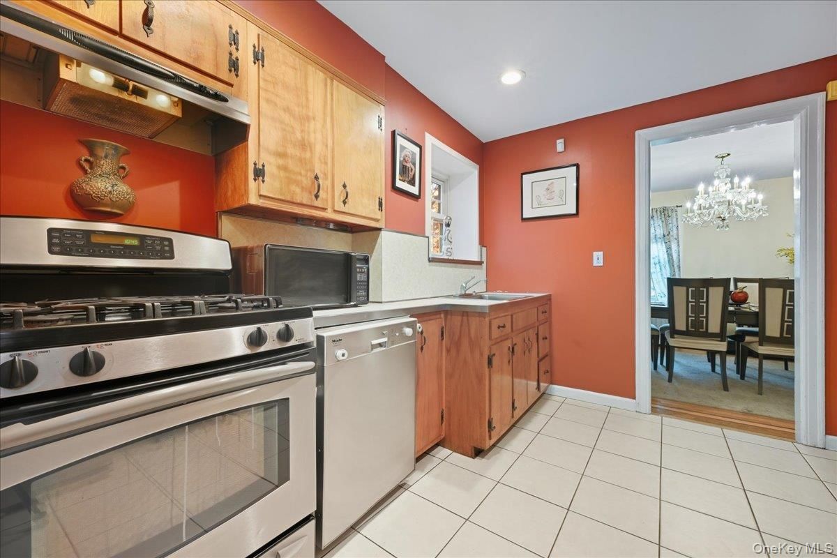Chandelier, Dining room, Interior, Kitchen, Recessed Lighting, Stainless Steel Appliances