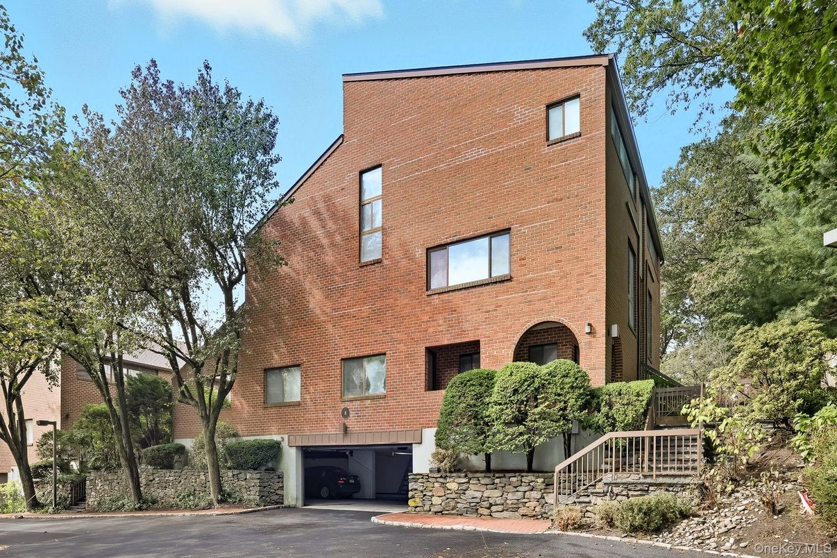 Exterior, Facade, Brick Facade, Rowhouse