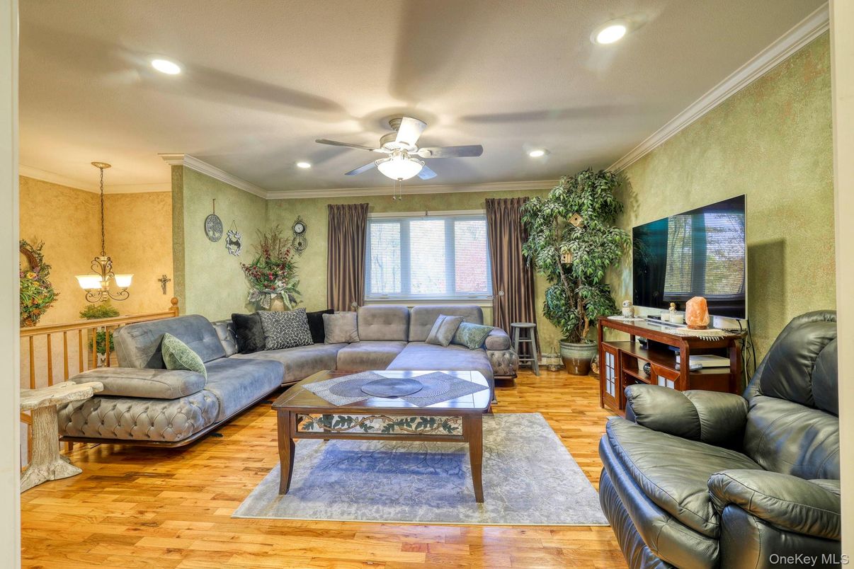 Interior, Living room, Pendant Lights, Recessed Lighting, Wood Texture Flooring