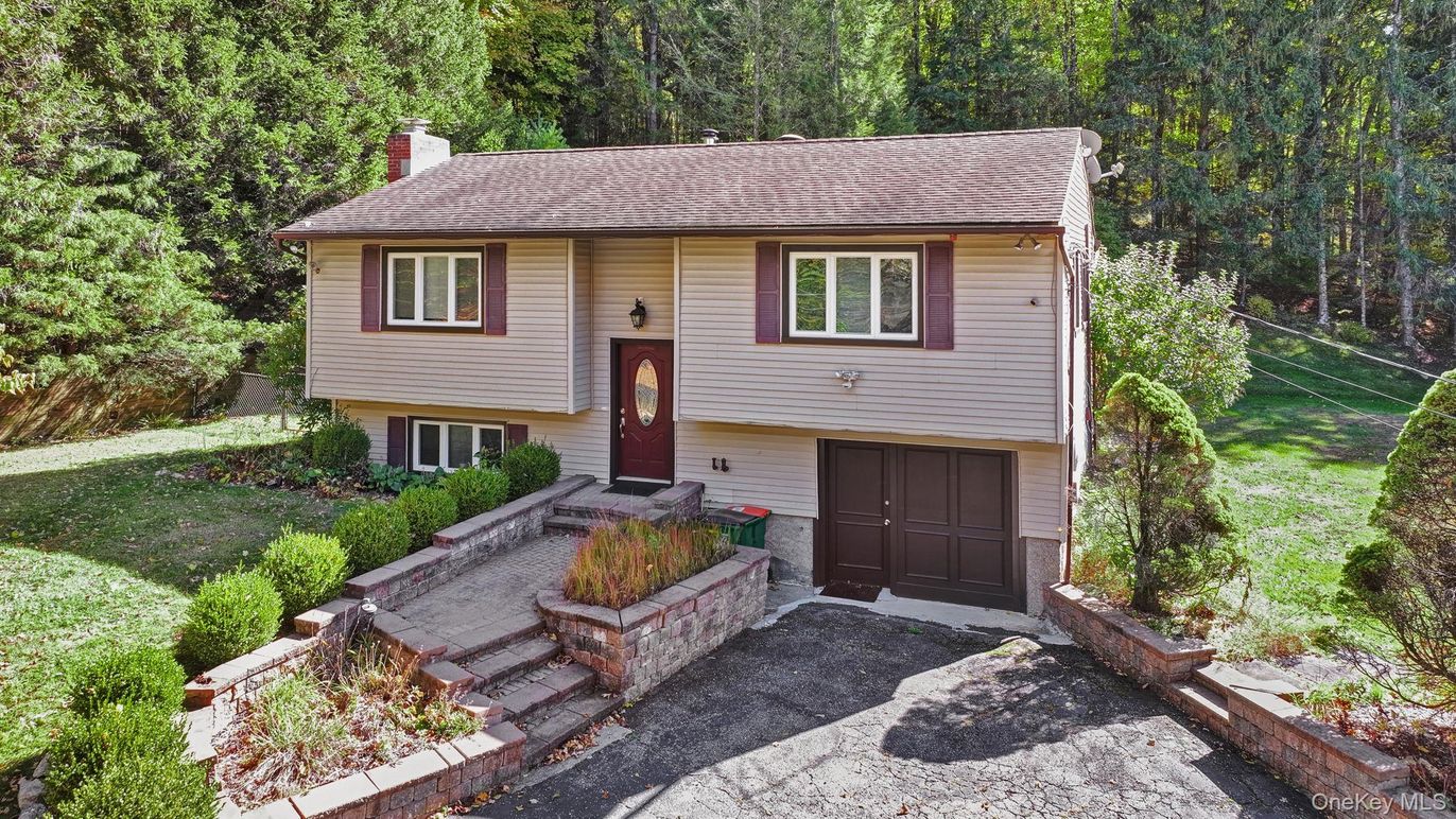 Attached, Exterior, Facade, Raised Ranch