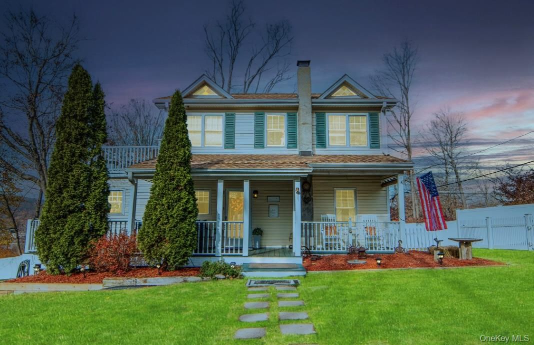 Exterior, Facade, American Foursquare