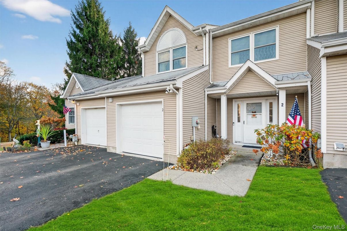 Attached, Exterior, Facade, Queen Anne Victorian