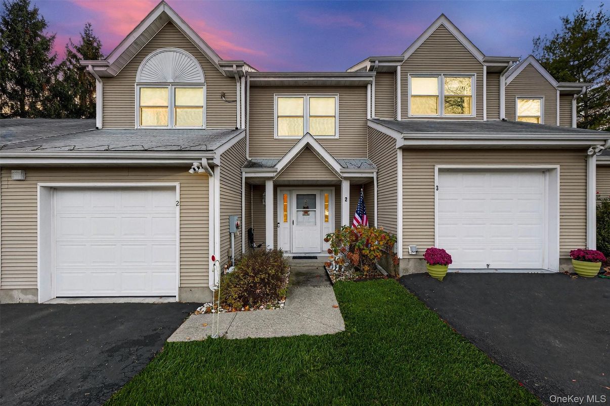 Attached, Exterior, Facade, Rowhouse