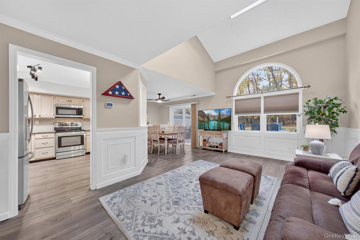 Dining room, Interior, Kitchen, Living room, Stainless Steel Appliances, Wood Texture Flooring