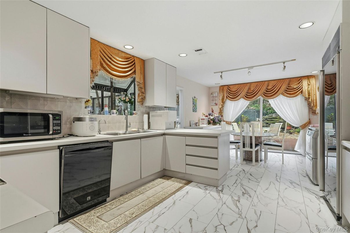 Dining room, Interior, Kitchen, Marble, Recessed Lighting
