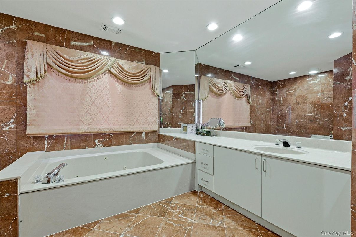 Bathroom, Interior, Recessed Lighting