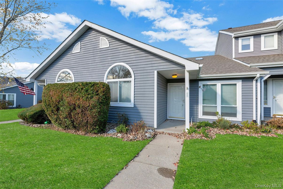 Exterior, Facade, Ranch